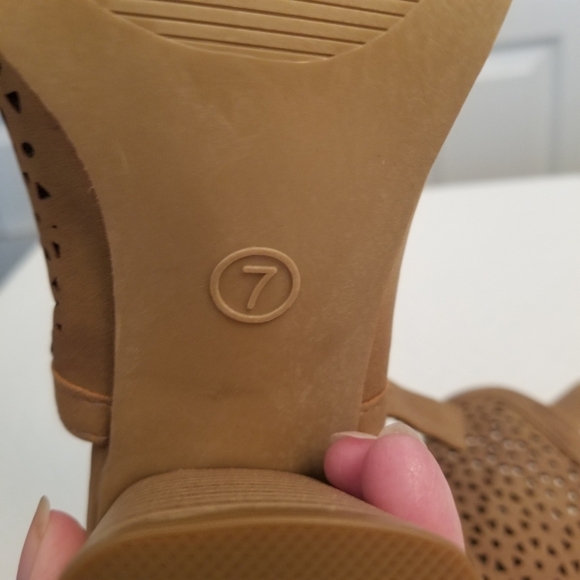 Universal Thread Cut-Out Slingback 3.5 Inch Wedge Women Size 7 - Picture 4 of 8